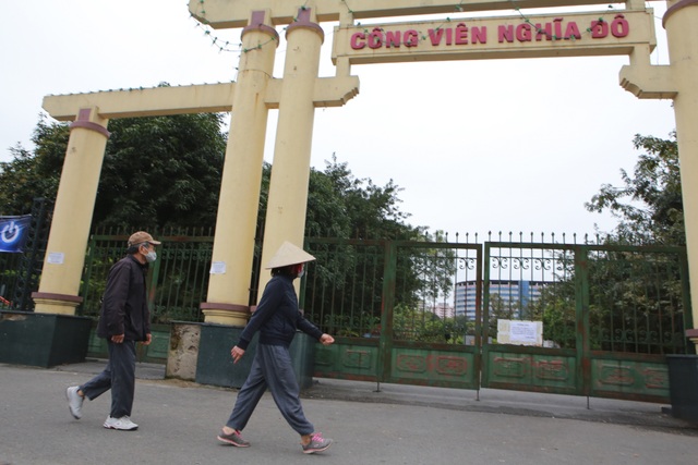 Hà Nội: Hàng loạt công viên đóng cửa, người dân vượt rào vào tập thể dục - 11