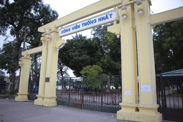 Hà Nội: Hàng loạt công viên đóng cửa, người dân vượt rào vào tập thể dục - 1