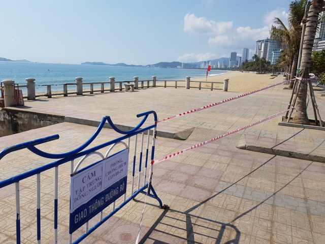 Khánh Hòa: Bãi biển vắng tanh trong ngày đầu cách ly xã hội - 1 Khánh Hòa: Bãi biển vắng tanh trong ngày đầu cách ly xã hội - 1
