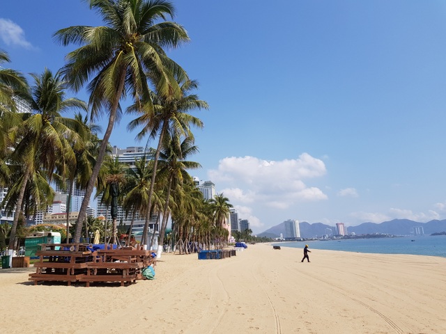 Khánh Hòa: Bãi biển vắng tanh trong ngày đầu cách ly xã hội - 6 Khánh Hòa: Bãi biển vắng tanh trong ngày đầu cách ly xã hội - 6
