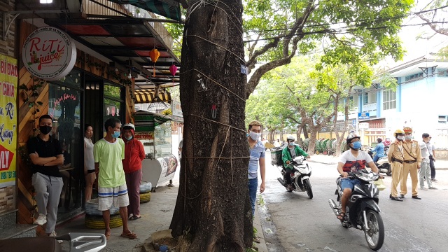 Ngôi nhà 2 tầng bốc cháy, 1 chiến sĩ bị thương khi dập lửa - 6 Ngôi nhà 2 tầng bốc cháy, 1 chiến sĩ bị thương khi dập lửa - 6