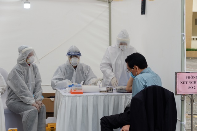 4 trường hợp dương tính khi test nhanh ở chợ hoa Mê Linh đều âm tính - 1 4 trường hợp dương tính khi test nhanh ở chợ hoa Mê Linh đều âm tính - 1