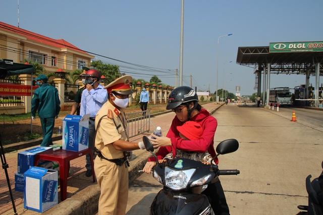 Hàng ngàn người được khai báo y tế ngay tại “cửa ngõ” Tây Nguyên - 4 Hàng ngàn người được khai báo y tế ngay tại “cửa ngõ” Tây Nguyên - 4