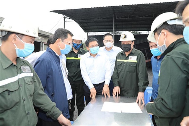 Cứu hộ thành công 6 công nhân mắc kẹt trong lò than - 2 Cứu hộ thành công 6 công nhân mắc kẹt trong lò than - 2