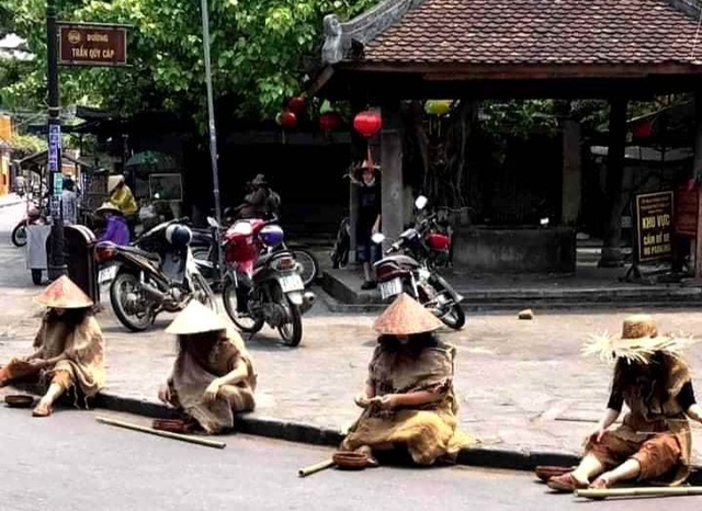 Nhóm người cải trang “diễn trò” ăn xin ở Hội An lên tiếng xin lỗi - 1 Nhóm người cải trang “diễn trò” ăn xin ở Hội An lên tiếng xin lỗi - 1