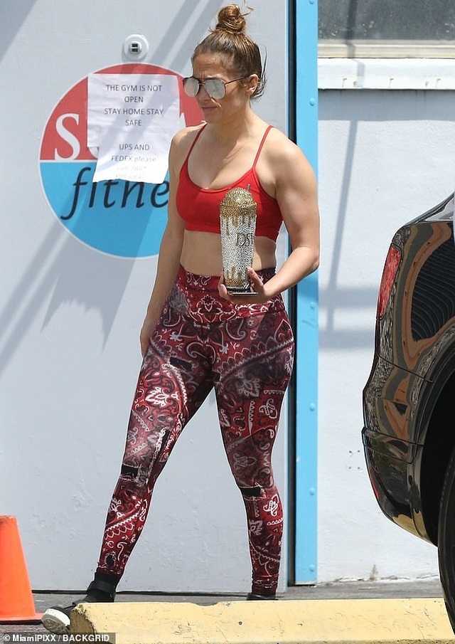 Phòng tập gym đóng cửa, Jennifer Lopez vẫn được vào - 1 Phòng tập gym đóng cửa, Jennifer Lopez vẫn được vào - 1