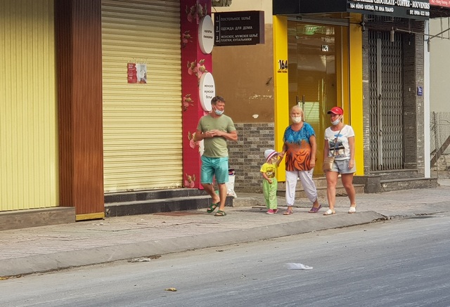 Nha Trang: Du khách đeo khẩu trang khi ra đường, phố Tây vắng vẻ - 4 Nha Trang: Du khách đeo khẩu trang khi ra đường, phố Tây vắng vẻ - 4