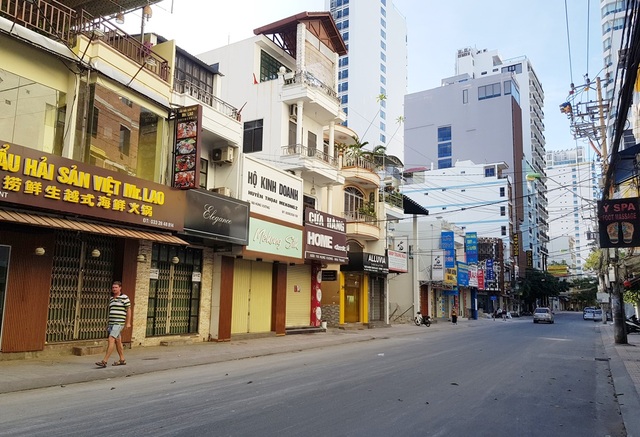 Nha Trang: Du khách đeo khẩu trang khi ra đường, phố Tây vắng vẻ - 7 Nha Trang: Du khách đeo khẩu trang khi ra đường, phố Tây vắng vẻ - 7