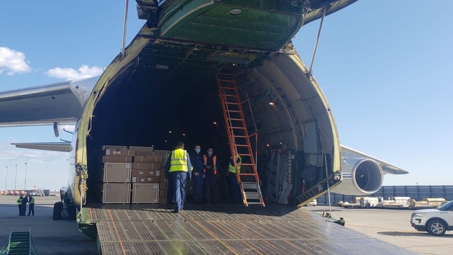 Máy bay quân sự chở viện trợ y tế của Nga đã tới Mỹ