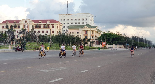Phú Yên siết chặt quản lý nơi công cộng, bãi biển không một bóng người - 5 Phú Yên siết chặt quản lý nơi công cộng, bãi biển không một bóng người - 5