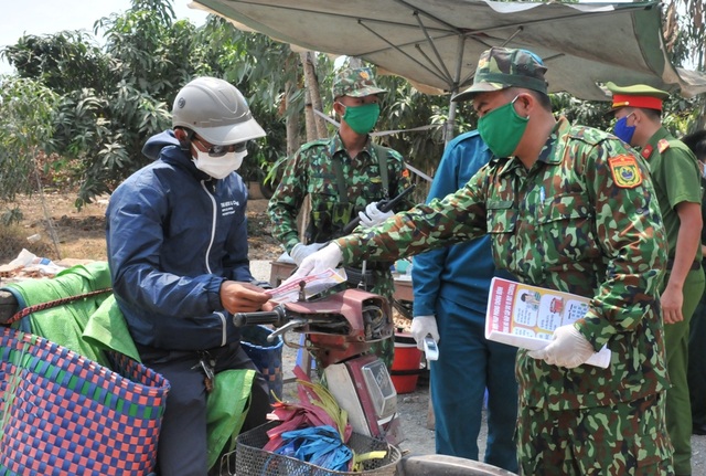 Bộ đội Biên phòng canh đường sông, giữ đường đồng ngăn ngừa dịch Covid-19 - Ảnh minh hoạ 7