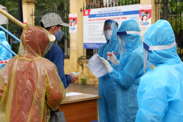 Hàng trăm người dân “đội mưa” chờ xét nghiệm Covid-19 trong ngày Giỗ Tổ - 8 Hàng trăm người dân “đội mưa” chờ xét nghiệm Covid-19 trong ngày Giỗ Tổ - 8