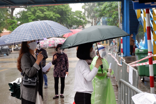 Hàng trăm người dân “đội mưa” chờ xét nghiệm Covid-19 trong ngày Giỗ Tổ - 9 Hàng trăm người dân “đội mưa” chờ xét nghiệm Covid-19 trong ngày Giỗ Tổ - 9