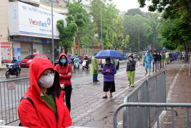 Hàng trăm người dân “đội mưa” chờ xét nghiệm Covid-19 trong ngày Giỗ Tổ - 2 Hàng trăm người dân “đội mưa” chờ xét nghiệm Covid-19 trong ngày Giỗ Tổ - 2