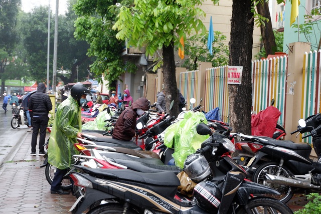 Hàng trăm người dân “đội mưa” chờ xét nghiệm Covid-19 trong ngày Giỗ Tổ - 1 Hàng trăm người dân “đội mưa” chờ xét nghiệm Covid-19 trong ngày Giỗ Tổ - 1