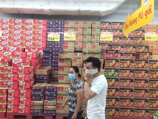 TPHCM: Chợ và siêu thị vắng người, chợ tạm phải “giải tán - 3 TPHCM: Chợ và siêu thị vắng người, chợ tạm phải “giải tán - 3