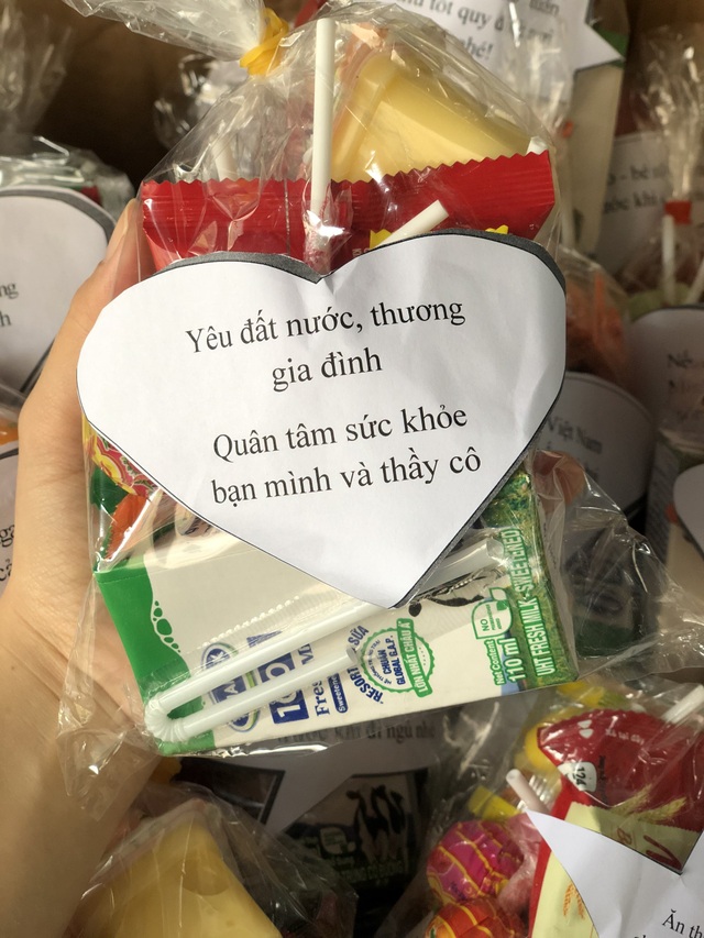 Tuổi trẻ Nghệ An “mổ lợn”, tặng 500 quả trứng cho khu cách ly tập trung - 10 Tuổi trẻ Nghệ An “mổ lợn”, tặng 500 quả trứng cho khu cách ly tập trung - 10
