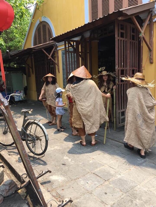 Người nhà ông Phan Văn Anh Vũ tổ chức diễn trò ăn xin tràn phố cổ Hội An - 3 Người nhà ông Phan Văn Anh Vũ tổ chức diễn trò ăn xin tràn phố cổ Hội An - 3