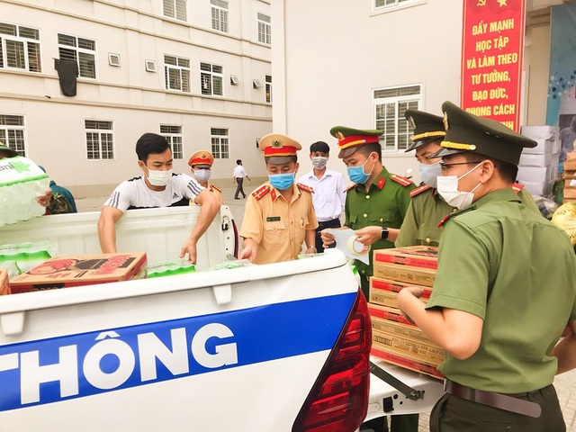 Công an Cửa Lò trao yêu thương và đấu tranh với dịch Covid-19 - 2 Công an Cửa Lò trao yêu thương và đấu tranh với dịch Covid-19 - 2