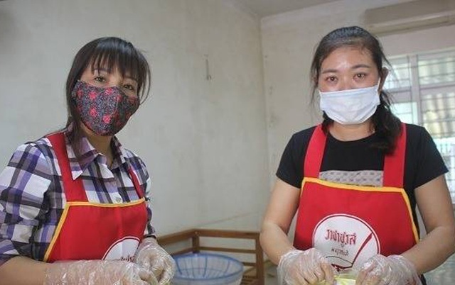 Thầy cô nấu cơm ở khu cách ly: “Mệt lắm, nhưng ai cũng muốn quay trở lại!” - 9 Thầy cô nấu cơm ở khu cách ly: “Mệt lắm, nhưng ai cũng muốn quay trở lại!” - 9