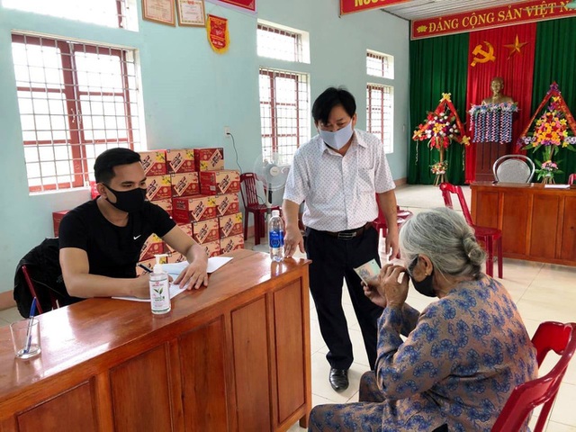 Cụ ông 104 tuổi vượt đường xa để ủng hộ tiền dành dụm chống dịch - 2 Cụ ông 104 tuổi vượt đường xa để ủng hộ tiền dành dụm chống dịch - 2