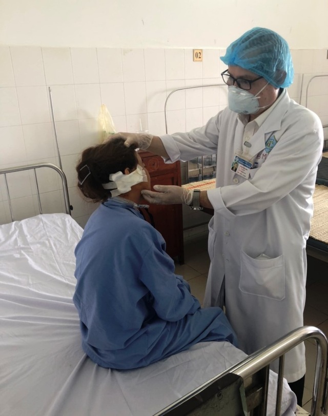 Chai xịt hen phế quản phát nổ, người phụ nữ suýt mất vành tai - 1 Chai xịt hen phế quản phát nổ, người phụ nữ suýt mất vành tai - 1