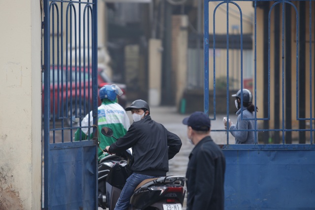 Hà Nội: Nhiều người đội mưa đi test nhanh Covid-19... hụt - 3 Hà Nội: Nhiều người đội mưa đi test nhanh Covid-19... hụt - 3