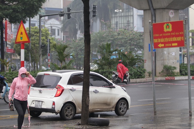 Hà Nội: Nhiều người đội mưa đi test nhanh Covid-19... hụt - 11 Hà Nội: Nhiều người đội mưa đi test nhanh Covid-19... hụt - 11