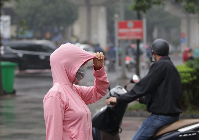 Hà Nội: Nhiều người đội mưa đi test nhanh Covid-19... hụt - 12 Hà Nội: Nhiều người đội mưa đi test nhanh Covid-19... hụt - 12