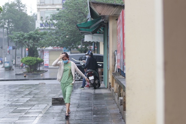 Hà Nội: Nhiều người đội mưa đi test nhanh Covid-19... hụt - 9 Hà Nội: Nhiều người đội mưa đi test nhanh Covid-19... hụt - 9