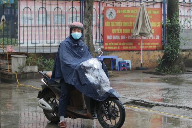 Hà Nội: Nhiều người đội mưa đi test nhanh Covid-19... hụt - 15 Hà Nội: Nhiều người đội mưa đi test nhanh Covid-19... hụt - 15