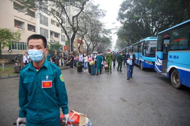 Hàng trăm người dân rạng rỡ rời khu cách ly tập trung phòng Covid-19 - 8 Hàng trăm người dân rạng rỡ rời khu cách ly tập trung phòng Covid-19 - 8