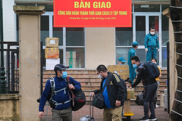 Hàng trăm người dân rạng rỡ rời khu cách ly tập trung phòng Covid-19 - 3 Hàng trăm người dân rạng rỡ rời khu cách ly tập trung phòng Covid-19 - 3