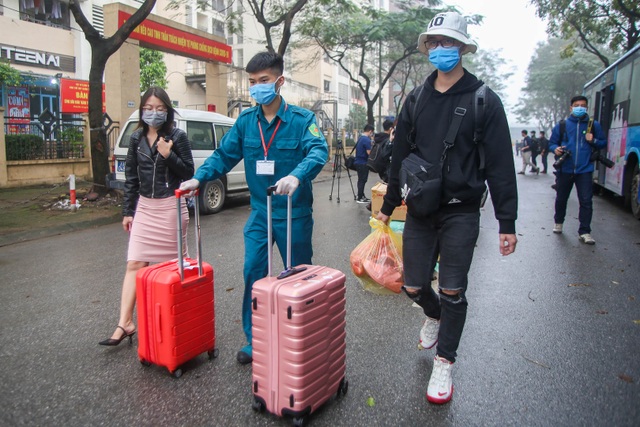 Hàng trăm người dân rạng rỡ rời khu cách ly tập trung phòng Covid-19 - 9 Hàng trăm người dân rạng rỡ rời khu cách ly tập trung phòng Covid-19 - 9