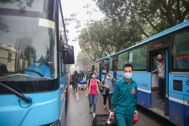 Hàng trăm người dân rạng rỡ rời khu cách ly tập trung phòng Covid-19 - 5 Hàng trăm người dân rạng rỡ rời khu cách ly tập trung phòng Covid-19 - 5