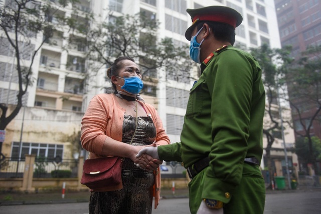 Hàng trăm người dân rạng rỡ rời khu cách ly tập trung phòng Covid-19 - 6 Hàng trăm người dân rạng rỡ rời khu cách ly tập trung phòng Covid-19 - 6
