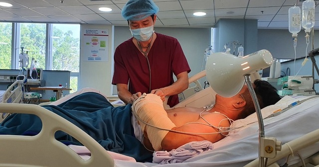 Va chạm giao thông, người đàn ông bị chém lìa cẳng tay - 2 Va chạm giao thông, người đàn ông bị chém lìa cẳng tay - 2
