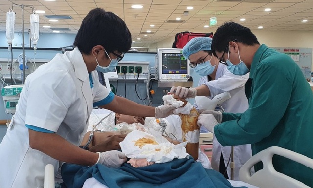 Va chạm giao thông, người đàn ông bị chém lìa cẳng tay - 1 Va chạm giao thông, người đàn ông bị chém lìa cẳng tay - 1