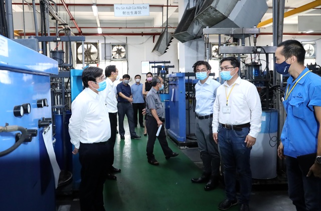 Gần 7.000 công nhân khu chế xuất Tân Thuận mất việc vì Covid-19 - 1