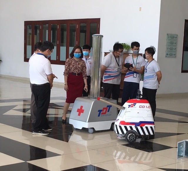 Trường đại học chế tạo robot đa năng khử khuẩn phòng chống Covid-19 - 1 Trường đại học chế tạo robot đa năng khử khuẩn phòng chống Covid-19 - 1