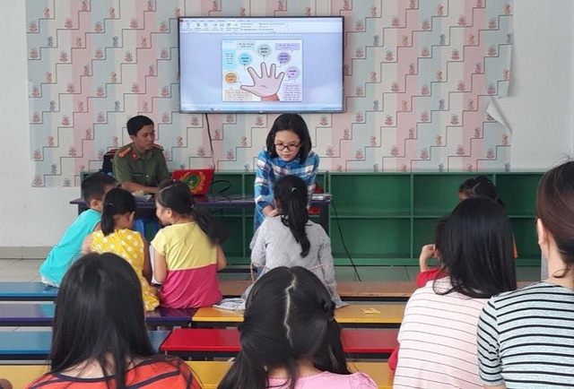 Nữ sinh lớp 7 lột xác giày cũ thành... tuyệt phẩm độc đáo - 12 Nữ sinh lớp 7 lột xác giày cũ thành... tuyệt phẩm độc đáo - 12
