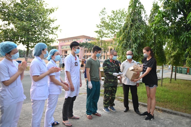 Chật vật mưu sinh, sao Việt vẫn làm nhiều “điều tử tế” giữa mùa dịch - 5 Chật vật mưu sinh, sao Việt vẫn làm nhiều “điều tử tế” giữa mùa dịch - 5