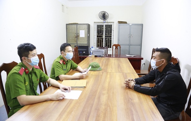 Tạm giữ đối tượng đã không đeo khẩu trang còn đánh người thi hành công vụ - 1 Tạm giữ đối tượng đã không đeo khẩu trang còn đánh người thi hành công vụ - 1