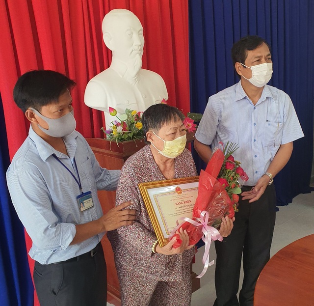 5 cụ già neo đơn gom tiền tiết kiệm ủng hộ phòng chống dịch Covid-19 - 2