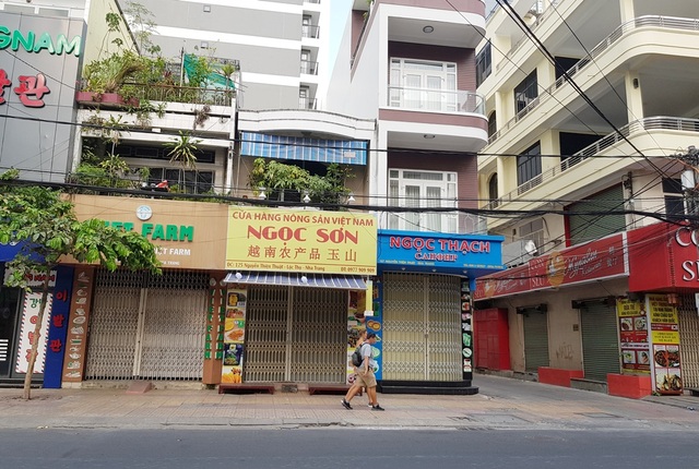 Nha Trang: Bãi biển vắng vẻ sau 7 ngày cách ly xã hội, hàng quán im lìm - 10