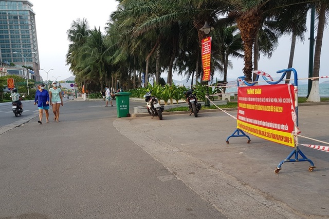 Nha Trang: Bãi biển vắng vẻ sau 7 ngày cách ly xã hội, hàng quán im lìm - 1