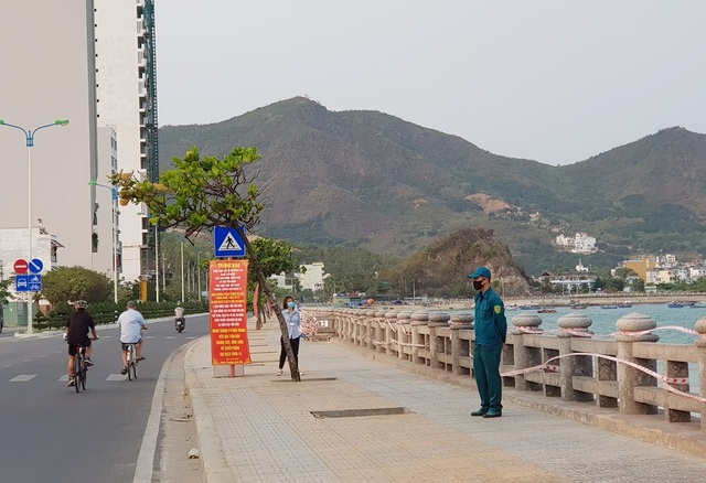 Nha Trang: Bãi biển vắng vẻ sau 7 ngày cách ly xã hội, hàng quán im lìm - 2