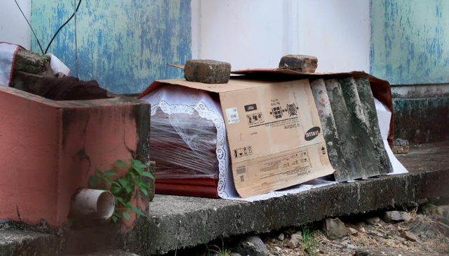 Xác chết rải trên phố vì dịch, Ecuador dùng thùng các-tông làm quan tài - Ảnh minh hoạ 4