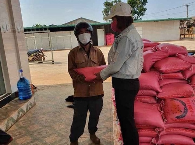 Một hộ dân tặng 5 tấn gạo để người nghèo chống dịch - 1 Một hộ dân tặng 5 tấn gạo để người nghèo chống dịch - 1