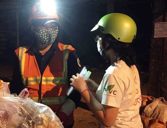 Học sinh đi xin nước rửa tay, khẩu trang về phát cho người dân phòng dịch - 3 Học sinh đi xin nước rửa tay, khẩu trang về phát cho người dân phòng dịch - 3